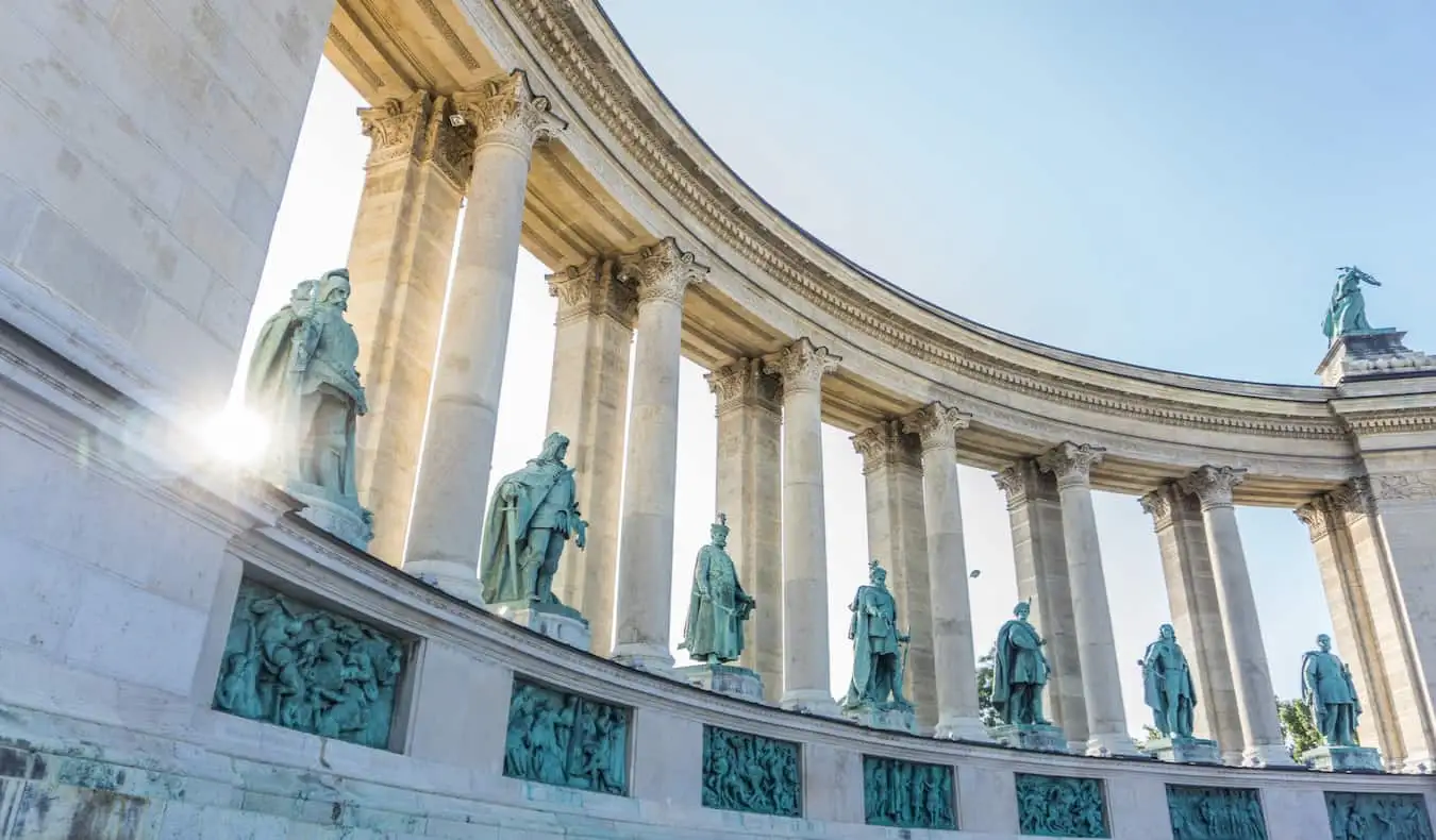 Patung Pahlawan dekat Bukit Gellert di Budapest, Hongaria