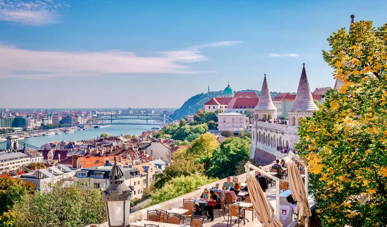 Güneşli bir günde Budapeşte, Macaristan'ın panoramik manzarasının tadını çıkaran insanlar