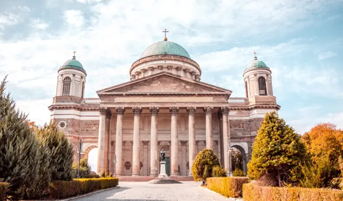 Zgodovinska in ogromna stavba parlamenta ob Donavi v sončni Budimpešti na Madžarskem