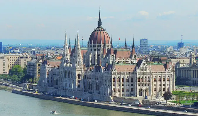 didžiulis Budapešto parlamento pastatas saulėtą dieną