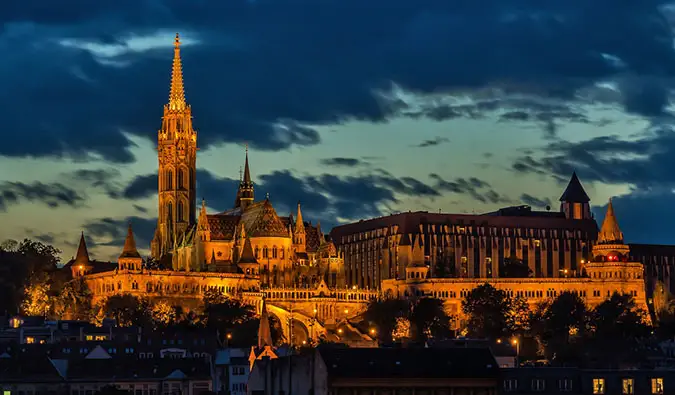 Sebuah katedral raksasa di Budapest menyala di malam hari