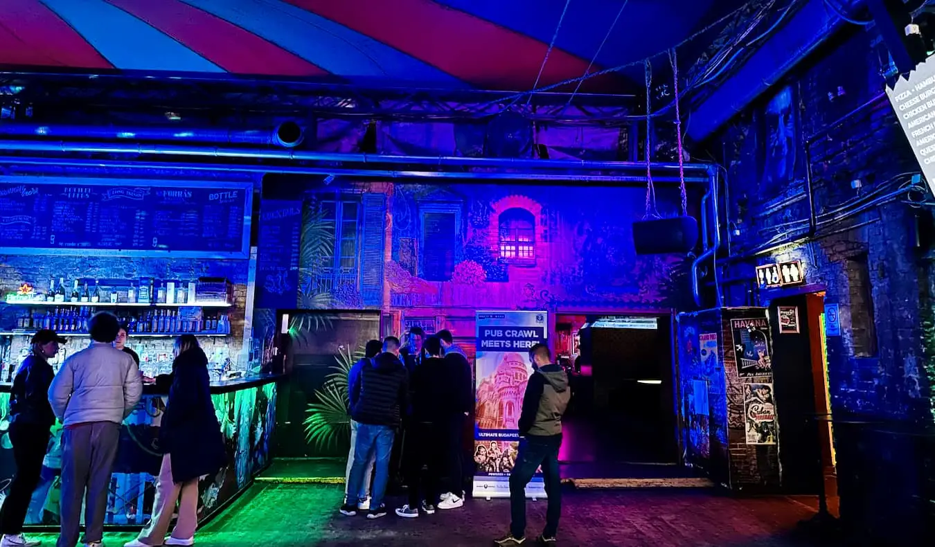 Le luci fantastiche all'interno dell'Instant club e del Ruin Bar a Budapest, Ungheria