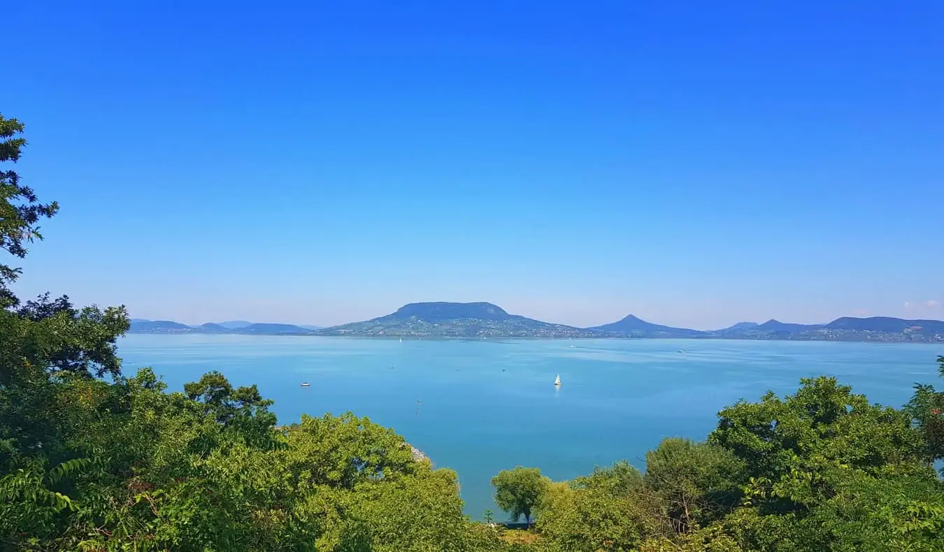 Das atemberaubende, klare Wasser des Plattensees in Ungarn