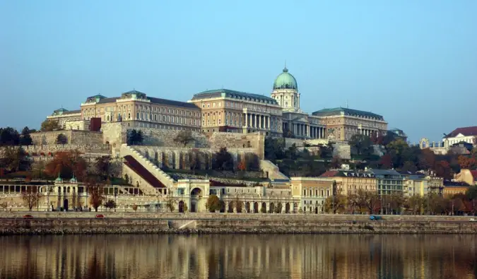 Castillo de Buda en el borde del río Danubio en Budapest, Hungría