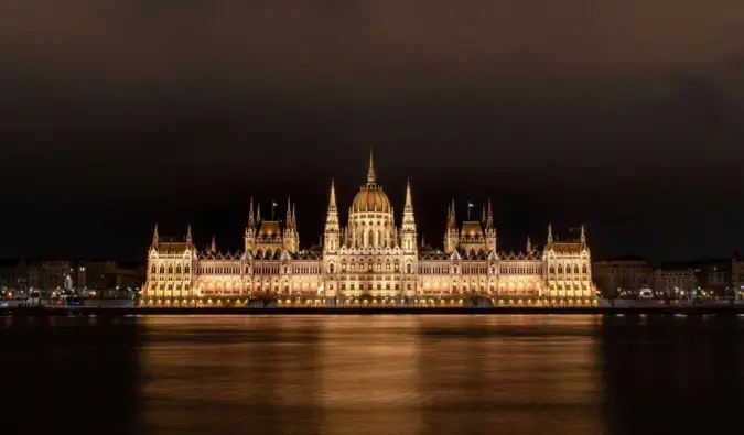 El edificio del parlamento en Budapest, Hungría, iluminado por la noche