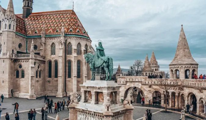 Panorama Budapešti, Maďarsko během jasného a slunečného letního dne při pohledu přes Dunaj