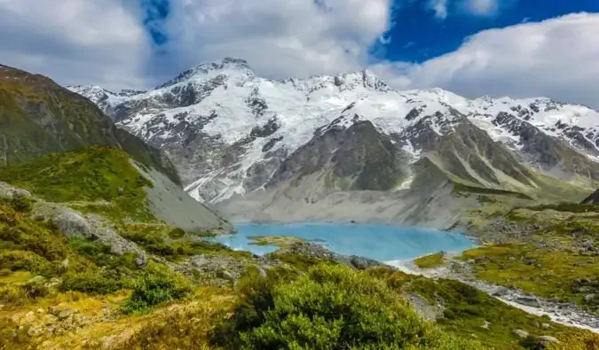 Izturīgi, augsti ar sniegu klāti kalni skaistajā Jaunzēlandē