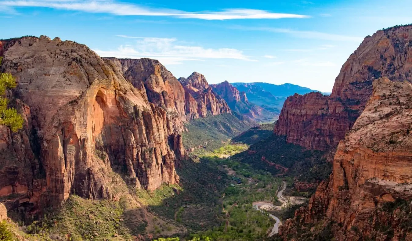 Látogatás a gyönyörű Zion Nemzeti Parkban az USA-ban egy fényes és napsütéses napon