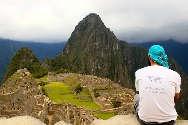 Tomislav njuter av utsikten över Machu Piccu, Peru