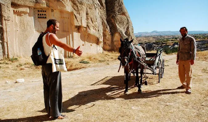 Faire du stop avec un chariot et un âne au Moyen-Orient