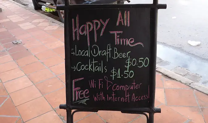 Happy-Hour-Schild in einem günstigen Land, in das man umziehen kann