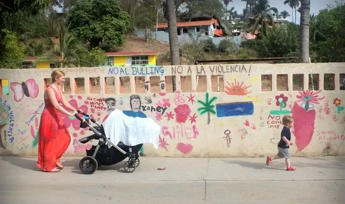 Una madre paseando por Sudamérica con su pequeño y su cochecito de bebé.