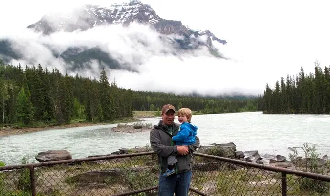 Papá y niño sonriendo en unas vacaciones familiares internacionales