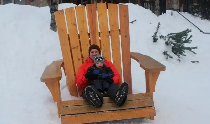 Matka a syn hrajúci sa vo vode na zámorskej pláži