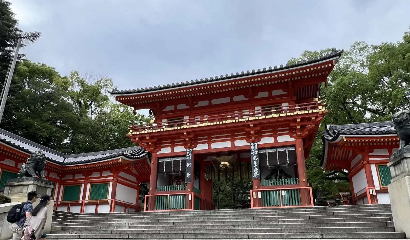 Gli imponenti cancelli rossi all'ingresso del Santuario Yasaka a Kyoto, in Giappone