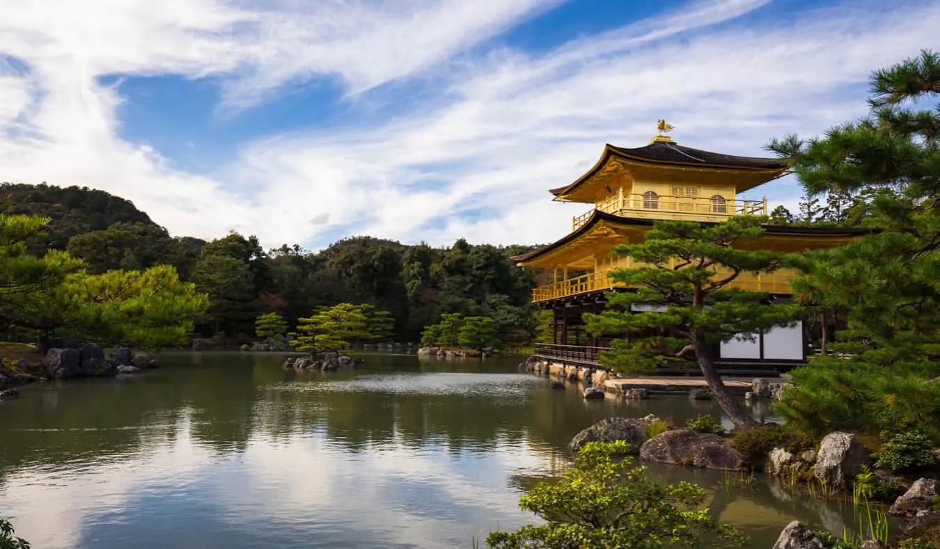 Un complexe de temples serein entouré d'arbres dans le magnifique Japon historique