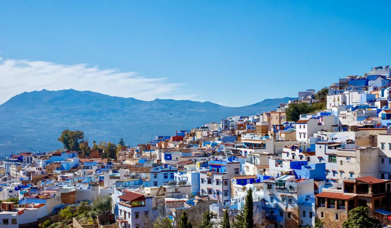 ทิวทัศน์ที่มองเห็นหลังคาสีฟ้าของเมือง Chefchaouen ในโมร็อกโกที่มีแสงแดดสดใส