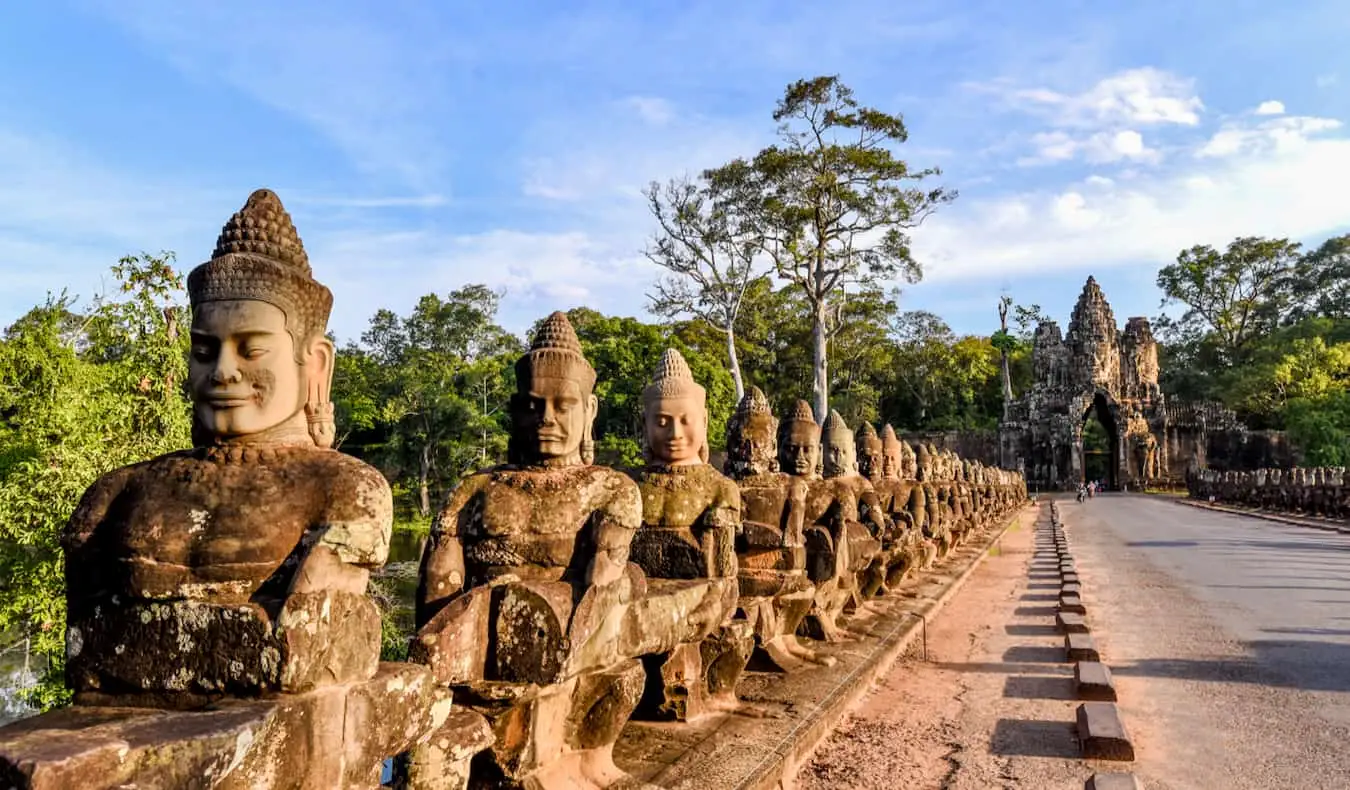 Antigas relíquias budistas num local histórico no belo Camboja