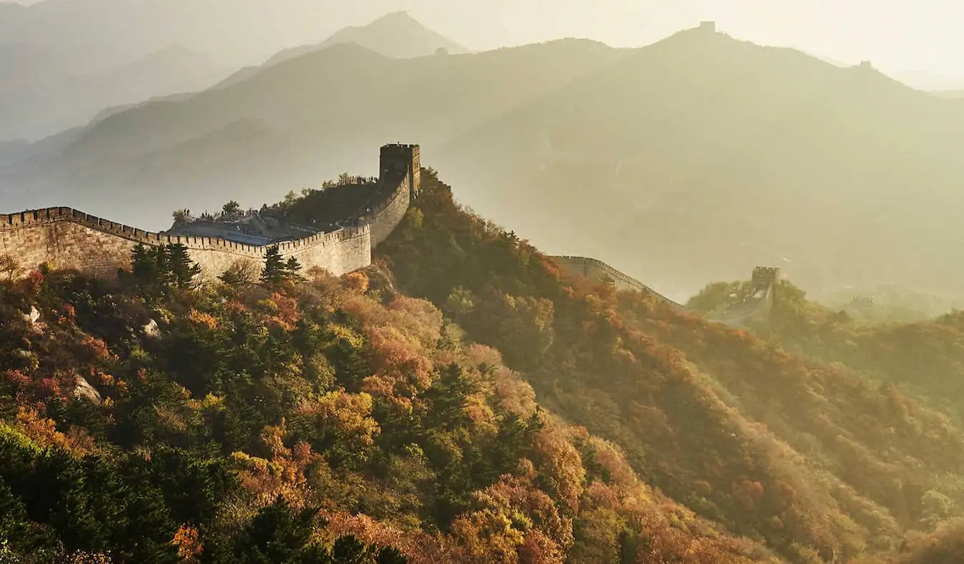 La famosa Gran Muralla China rodando sobre el paisaje