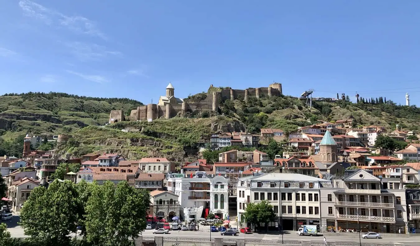 A movimentada capital da Geórgia, Tbilisi, em um dia ensolarado e claro