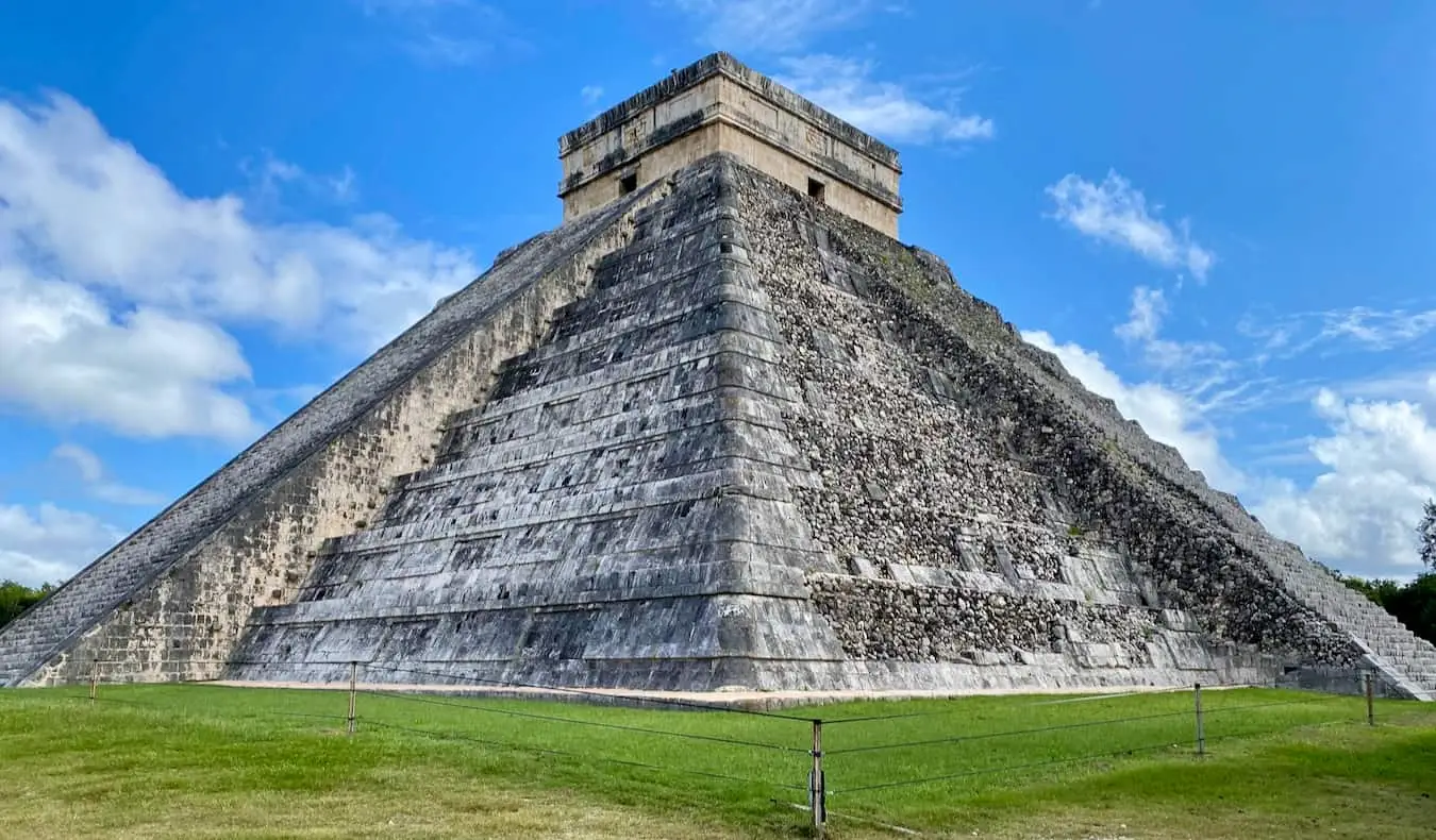 Leguán relaxujúci na teplých kameňoch Tulum v Mexiku