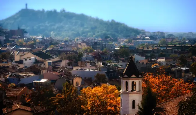 Die farbenfrohe Stadt Plovdiv in Bulgarien, umgeben von Hügeln