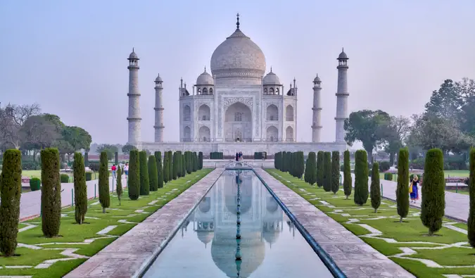 Ein klassisches Bild des Taj Mahal an einem hellen und sonnigen Tag in Indien