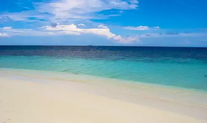 Der Strand und die Küste an einem sonnigen Tag auf den Malediven