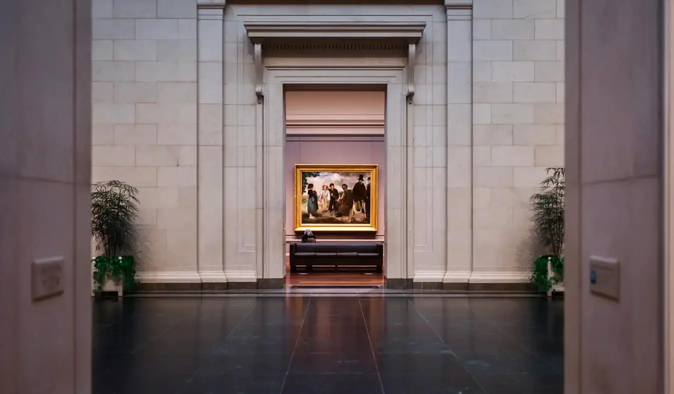 O interior da Galeria Nacional de Arte em Washington, DC