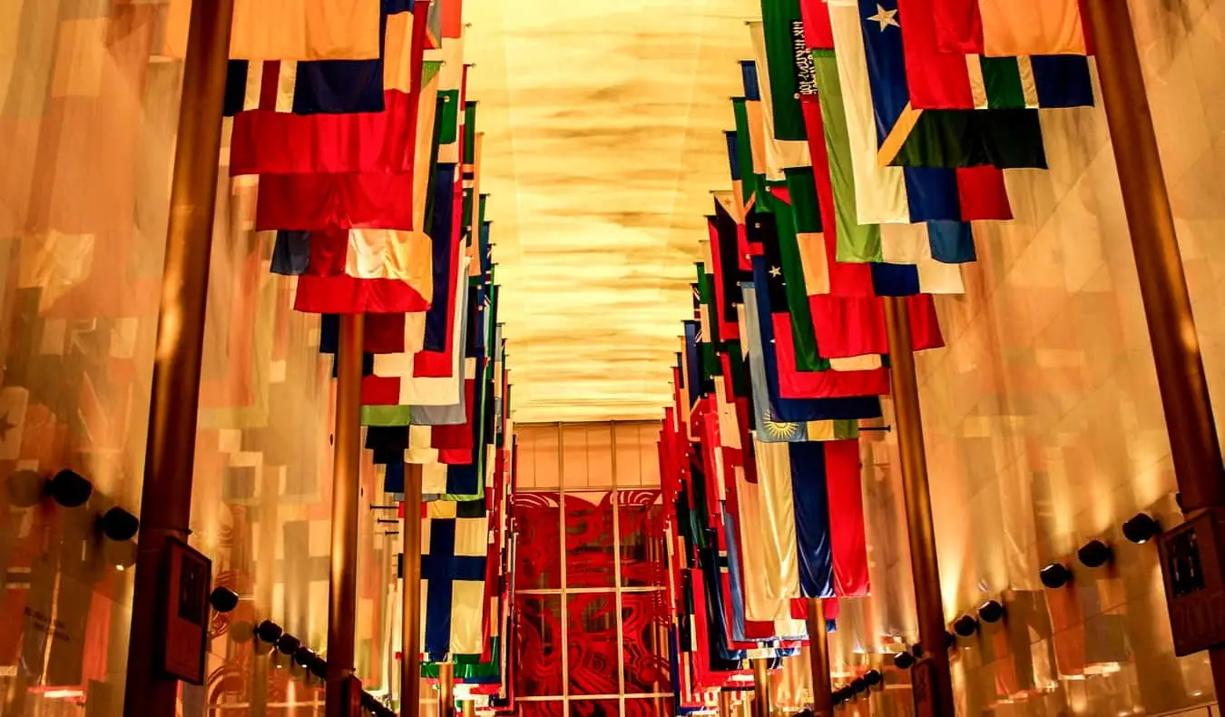 Bendera di dalam Pusat Seni Persembahan JFK di Washington, DC