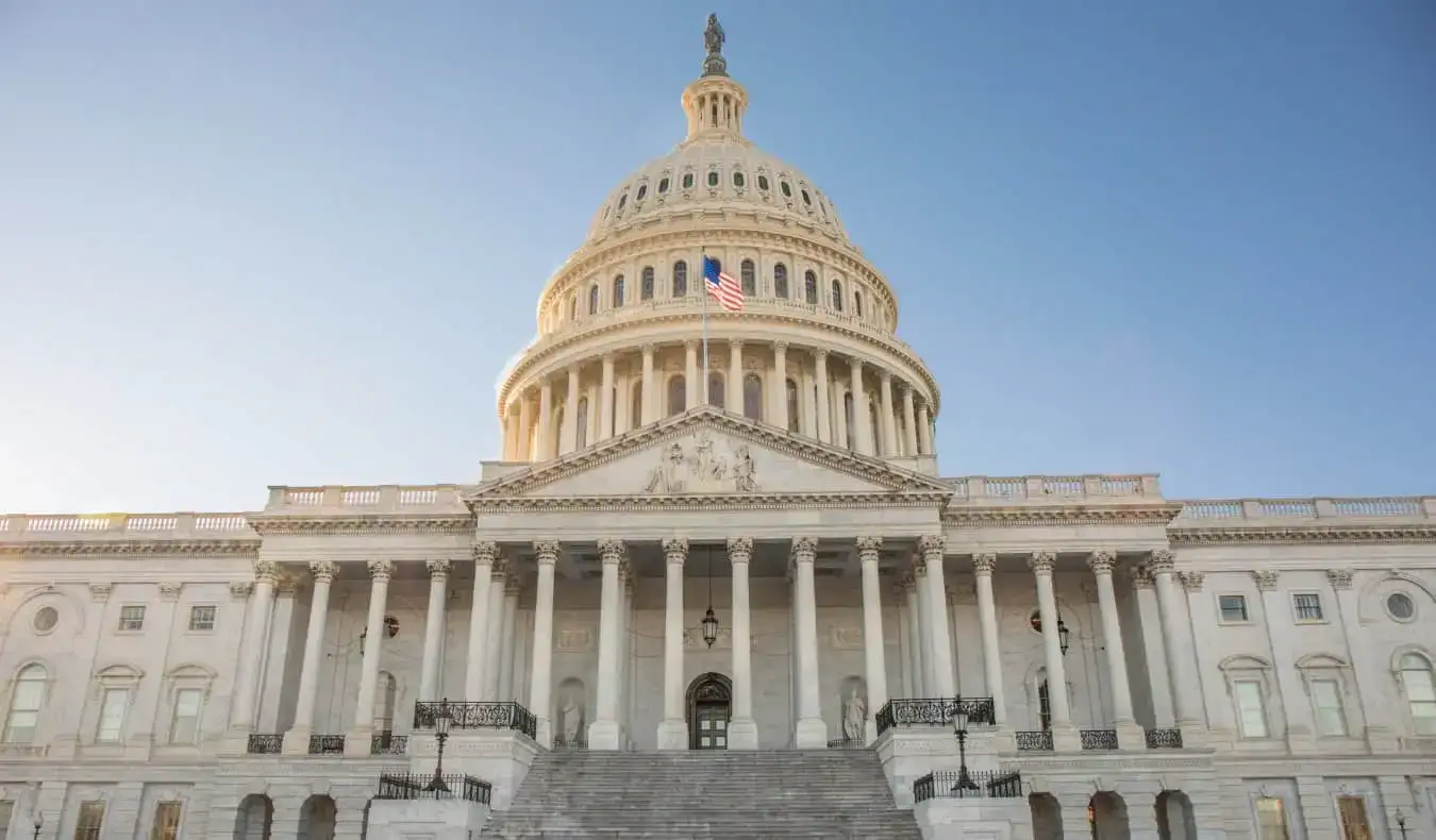 Pemandangan hadapan bangunan US Capitol dalam gaya neoklasik Amerika