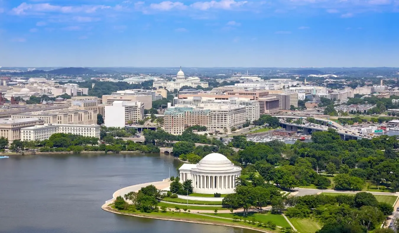 Luftfoto af Washington DC med Thomas Jefferson Memorial-bygningen og tidevandsbassinet i forgrunden