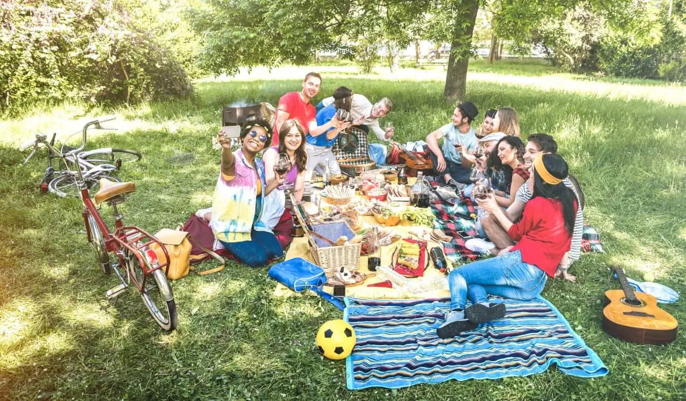 En grupp Couchsurfare har picknick tillsammans