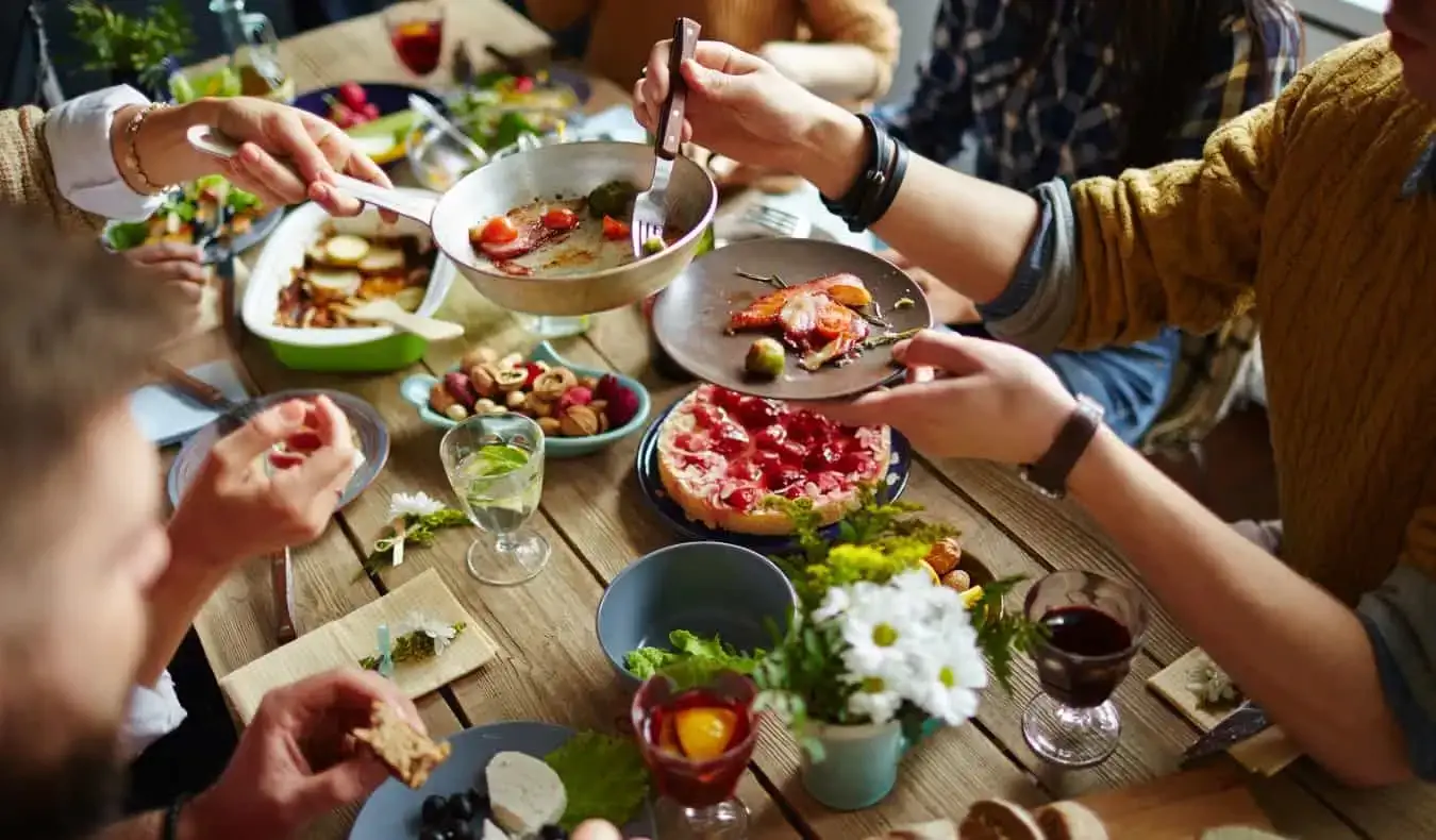 En grupp resenärer som använder delningsekonomin för att äta tillsammans