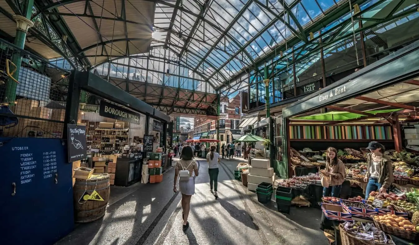 Orang ramai berjalan melalui Borough Market di London, England