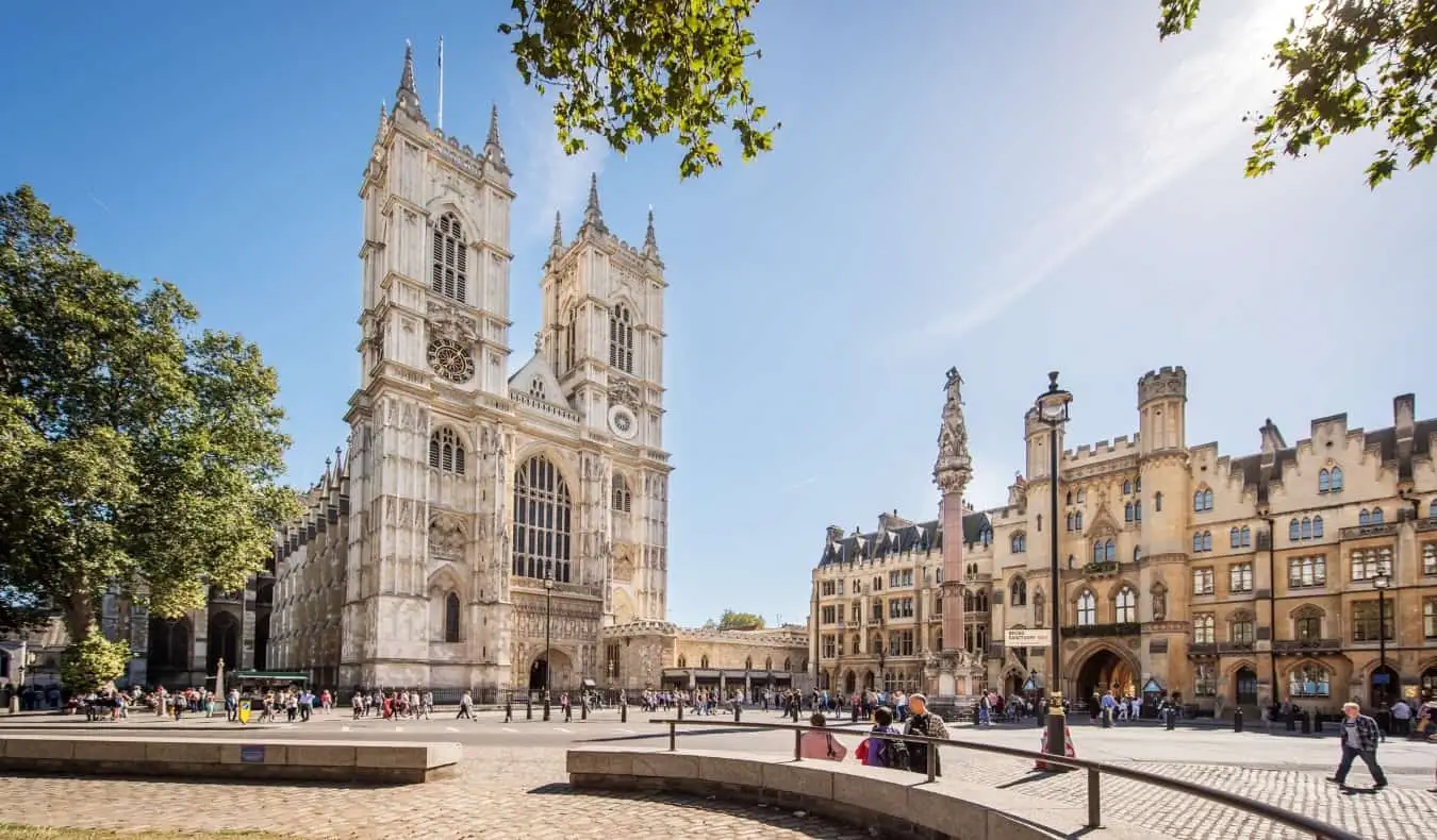 Orang ramai melintas jalan di hadapan Westminster Abbey di London, England