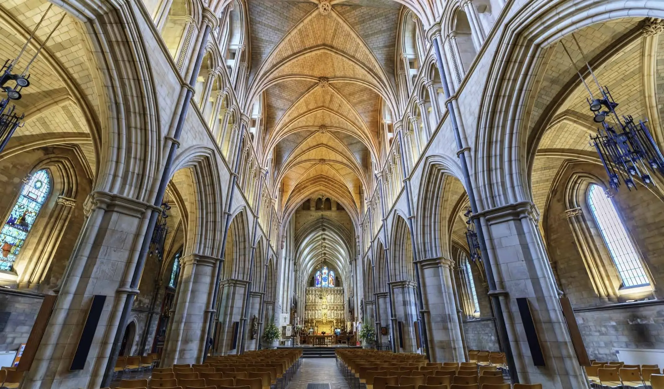 ภาพมุมกว้างของโบสถ์ แท่นบูชา และมุขที่มหาวิหาร Southwark ในลอนดอน ประเทศอังกฤษ