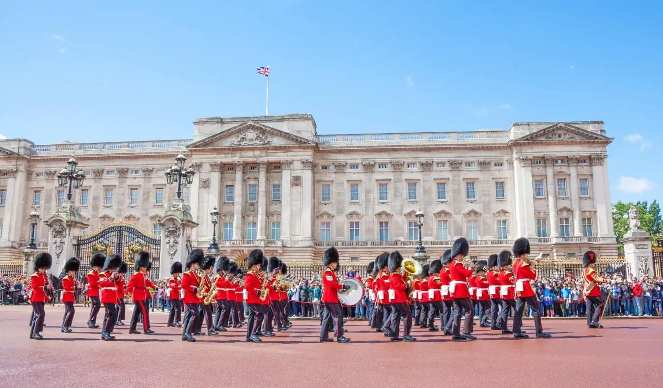 Schimbarea gărzii în fața Palatului Buckingham din Londra, Anglia