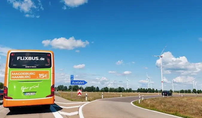 Un autobús FlixBus en una autopista de Europa durante el verano