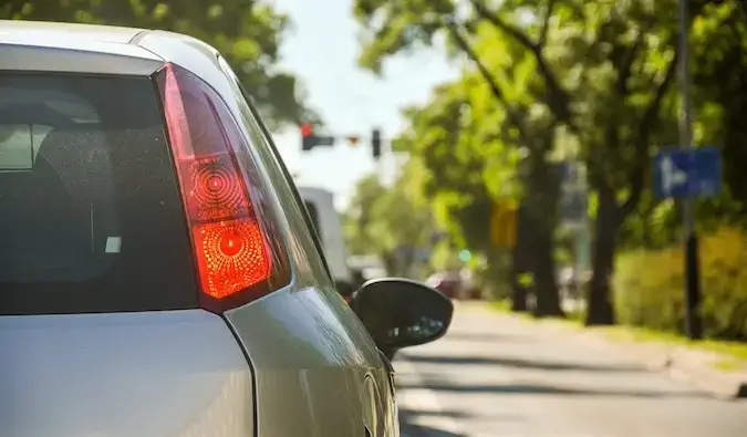 Un coche circulando por una carretera en Europa