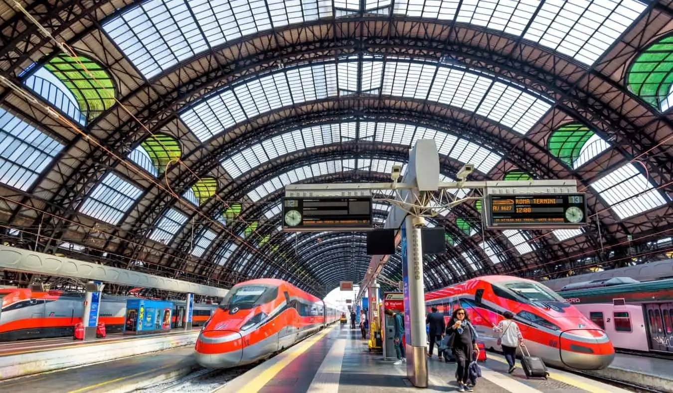 Trenes de alta velocidad esperando la salida en los andenes de la estación de tren de Milán, Italia