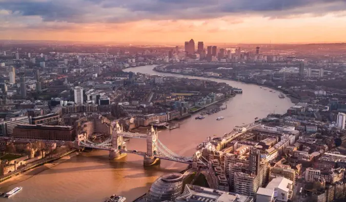 Pogled na mesto London v Angliji med sončnim zahodom