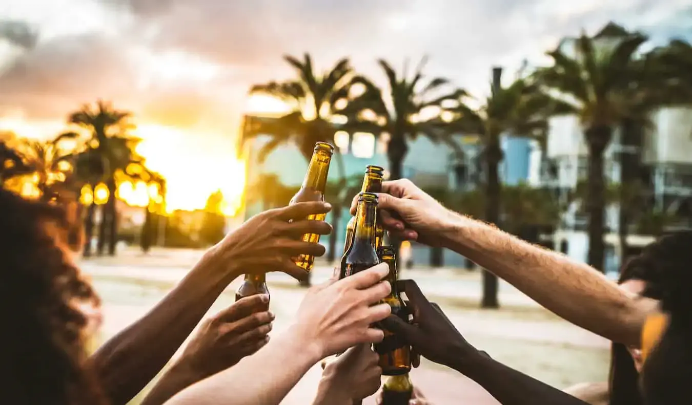 Viajantes saindo juntos e tomando uma cerveja durante uma noitada