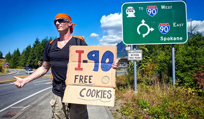 Matthew Karsten fait du stop aux États-Unis avec une pancarte proposant des cookies gratuits