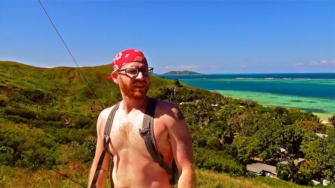 Un voyageur solitaire debout sur une colline au bord de l'océan