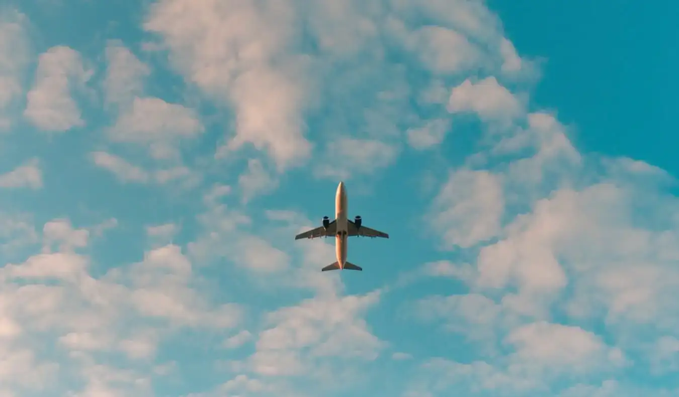 Een oude cruiseposteradvertentie waarin reizen en vakanties uit de 20e eeuw worden verkocht