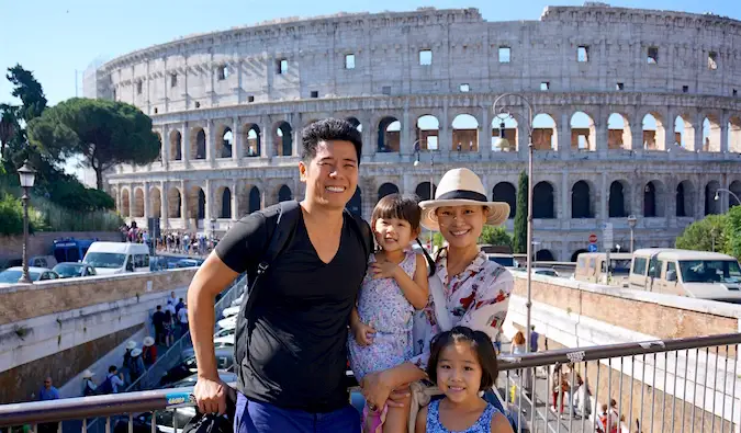 Cliff y su familia frente al Coliseo de Roma