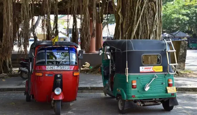 Sri Lankal koos pargitud vanad tuk-tukid