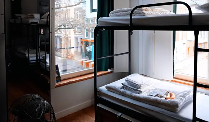 Mga maaliwalas na double deck sa isang dorm room ng hostel sa Europe