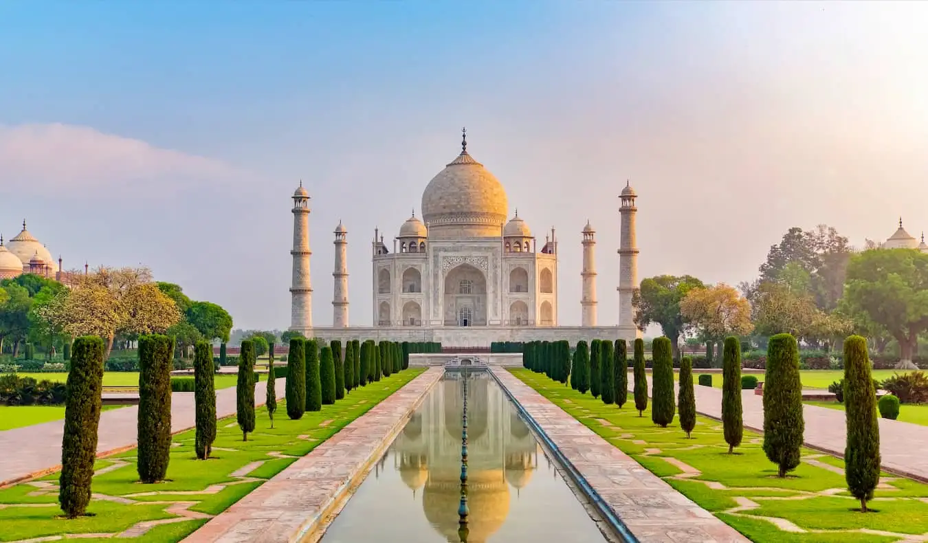 Das ikonische Taj Mahal an einem sonnigen Tag in Indien, völlig ohne Touristen